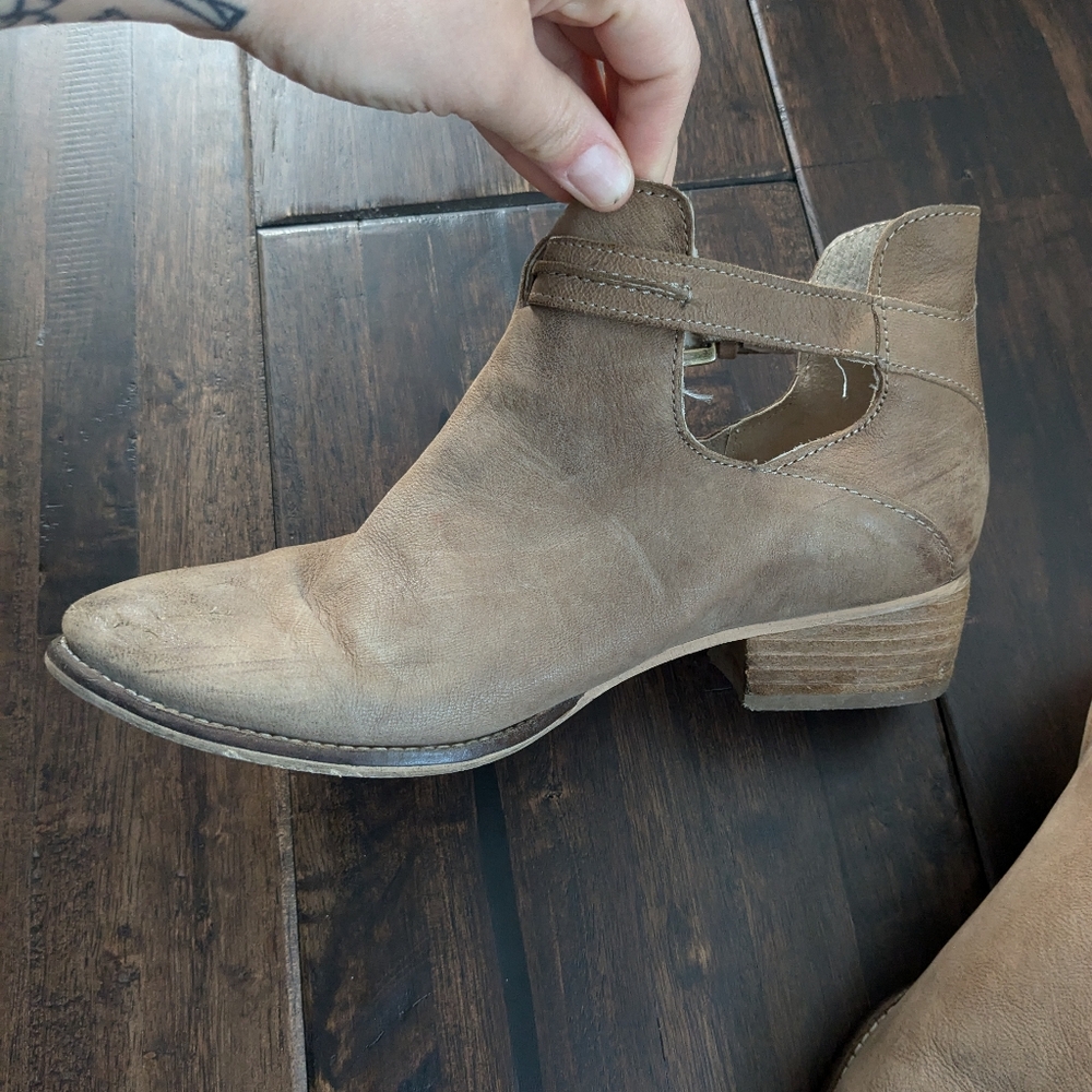 SEYCHELLES “ TOURMALINE” TAN LEATHER STOCKED BLOCK HEEL MOTO BOOTIE ANKLE BOOTS
